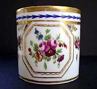 A FINE SEVRES STYLE HAND PAINTED LATE EIGHTEENTH CENTURY PARIS PORCELAIN COFFEE CAN C.1790-1805