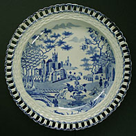 RARE ANTIQUE POTTERY GOTHIC CASTLE PATTERN ARCADED DISH WITH TRANSITIONAL CHINOISERIE DECORATION, ATTRIBUTED TO SPODE C.1810-20
