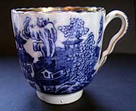 VERY RARE EARLY SPODE BLUE AND WHITE PEARLWARE COFFEE CUP THE TWO FIGURES I PATTERN C.1785-90