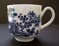 FIRST PERIOD WORCESTER FINE COFFEE CUP WITH GROOVED HANDLE. THE MAN IN THE PAVILION PATTERN BFS II.B.1 C.1758