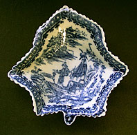 FINE CAUGHLEY BLUE AND WHITE PORCELAIN FISHERMAN AND CORMORANT PATTERN PICKLE LEAF DISH C.1780-95